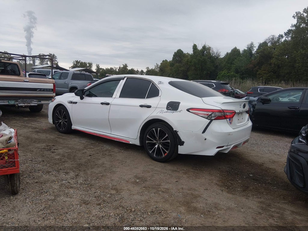 2018 Toyota Camry SE photo 3