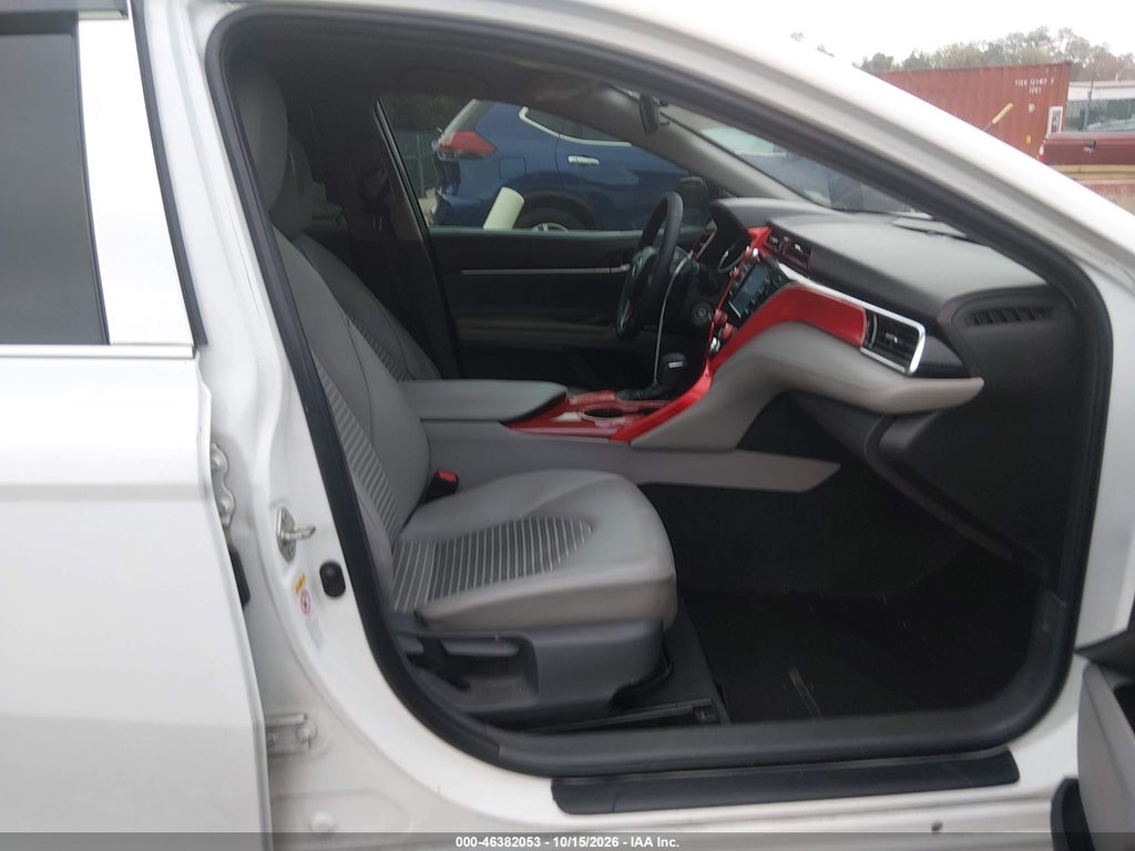 2018 Toyota Camry SE photo 5