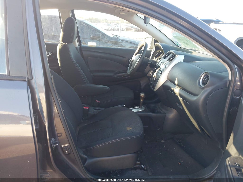 2015 Nissan Versa 1.6 SV photo 5