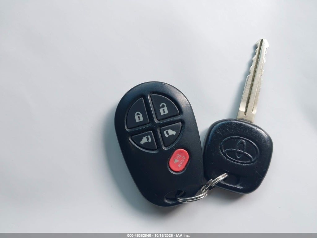 2014 Toyota Sienna LE V6 8 Passenger photo 11
