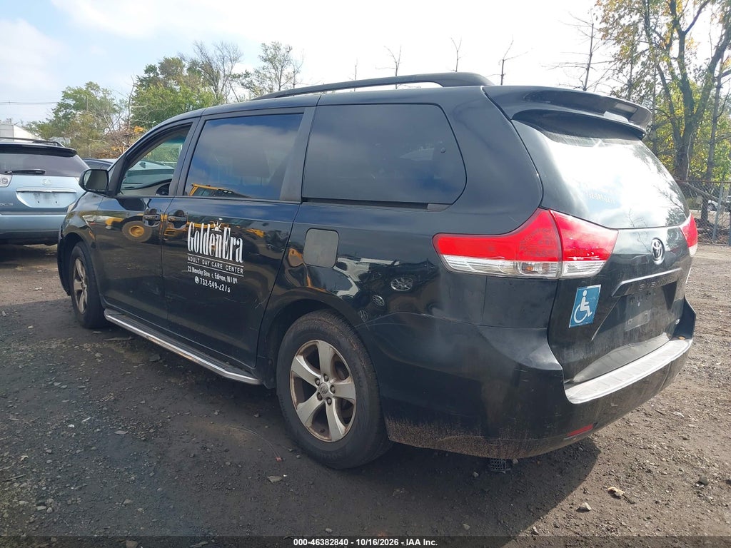 2014 Toyota Sienna LE V6 8 Passenger photo 3
