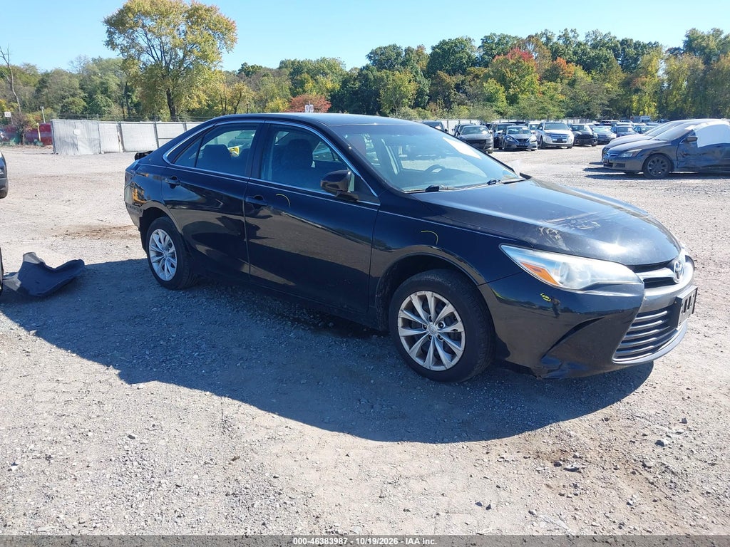 2017 Toyota Camry LE photo 1