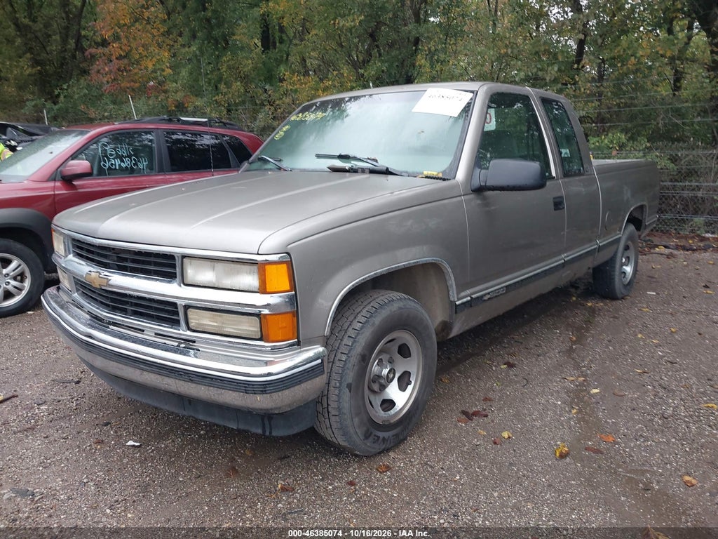 1998 Chevrolet C1500 Fleetside photo 2