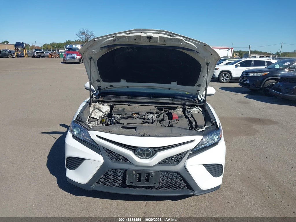 2020 Toyota Camry SE photo 10