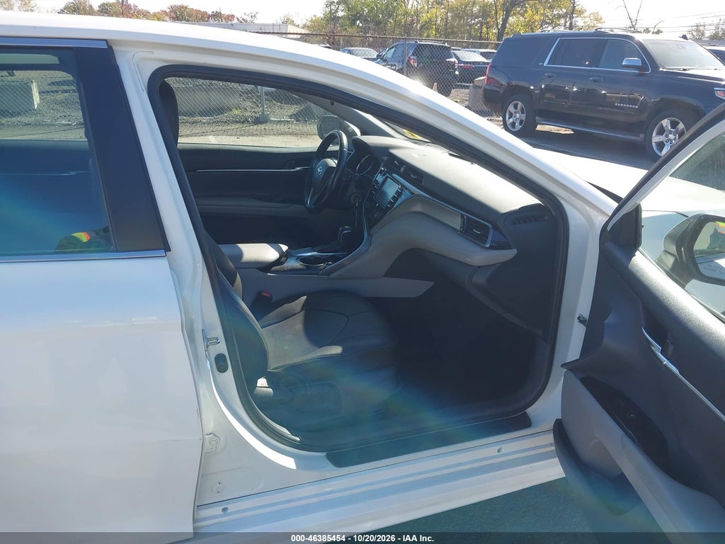 2020 Toyota Camry SE photo 5