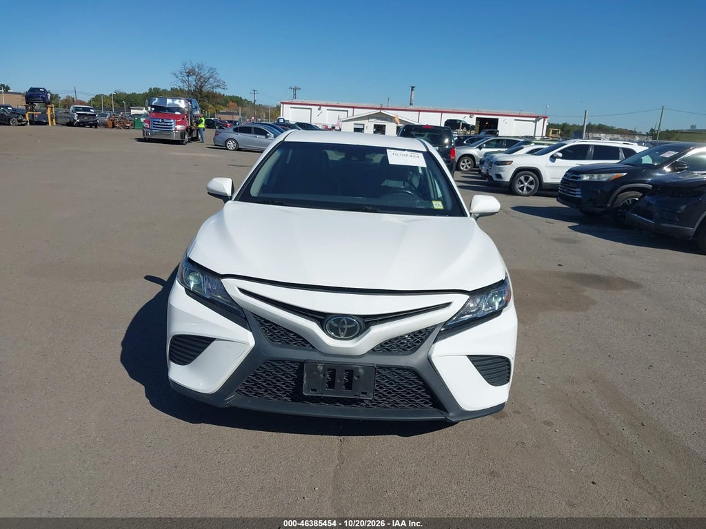 2020 Toyota Camry SE photo 6