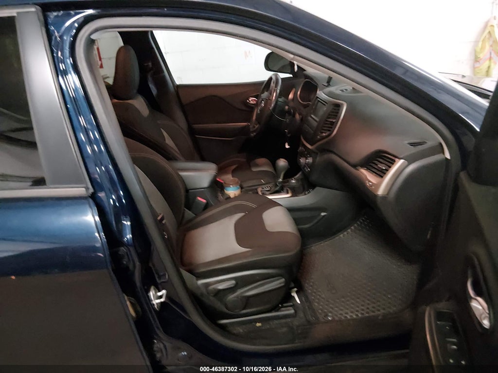 2016 Jeep Cherokee Sport photo 5