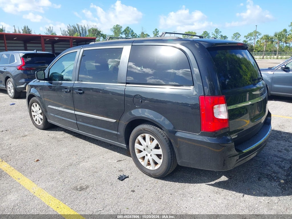 2014 Chrysler Town & Country Touring photo 3