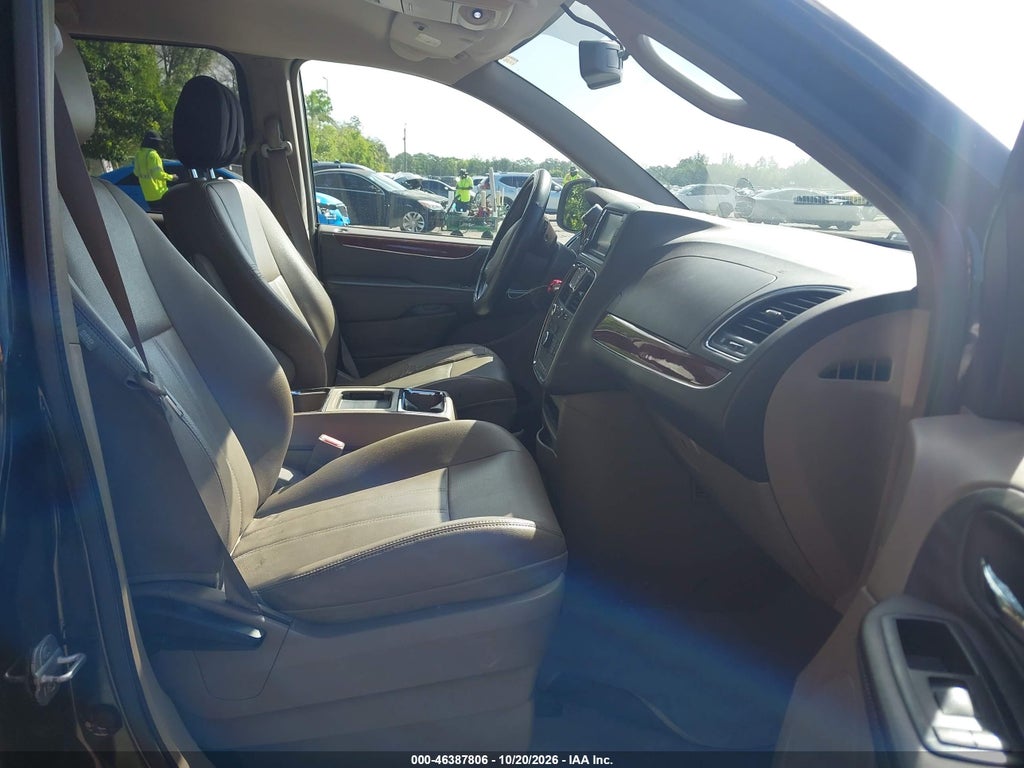 2014 Chrysler Town & Country Touring photo 5