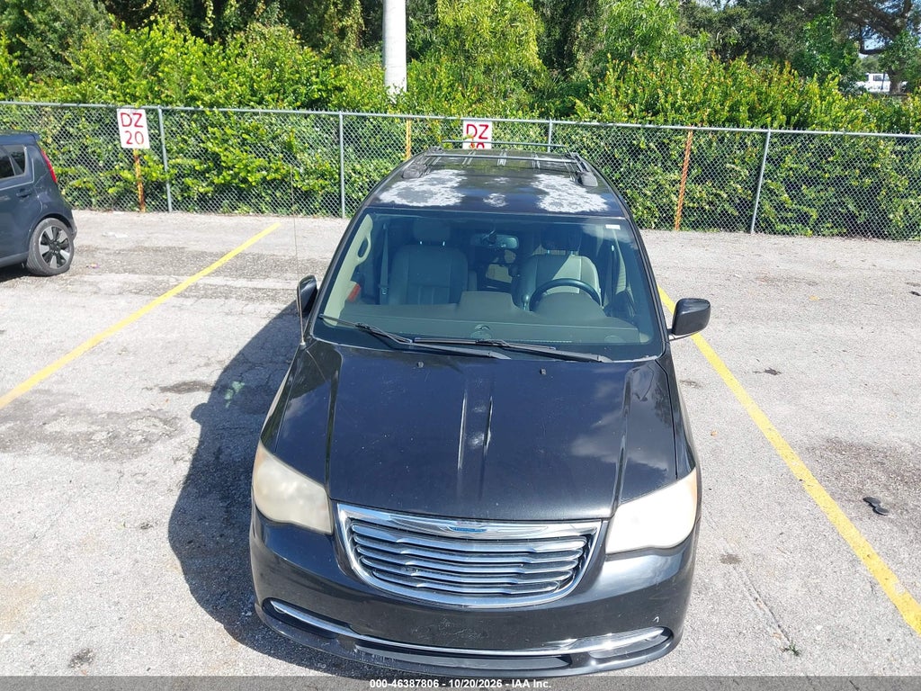 2014 Chrysler Town & Country Touring photo 6