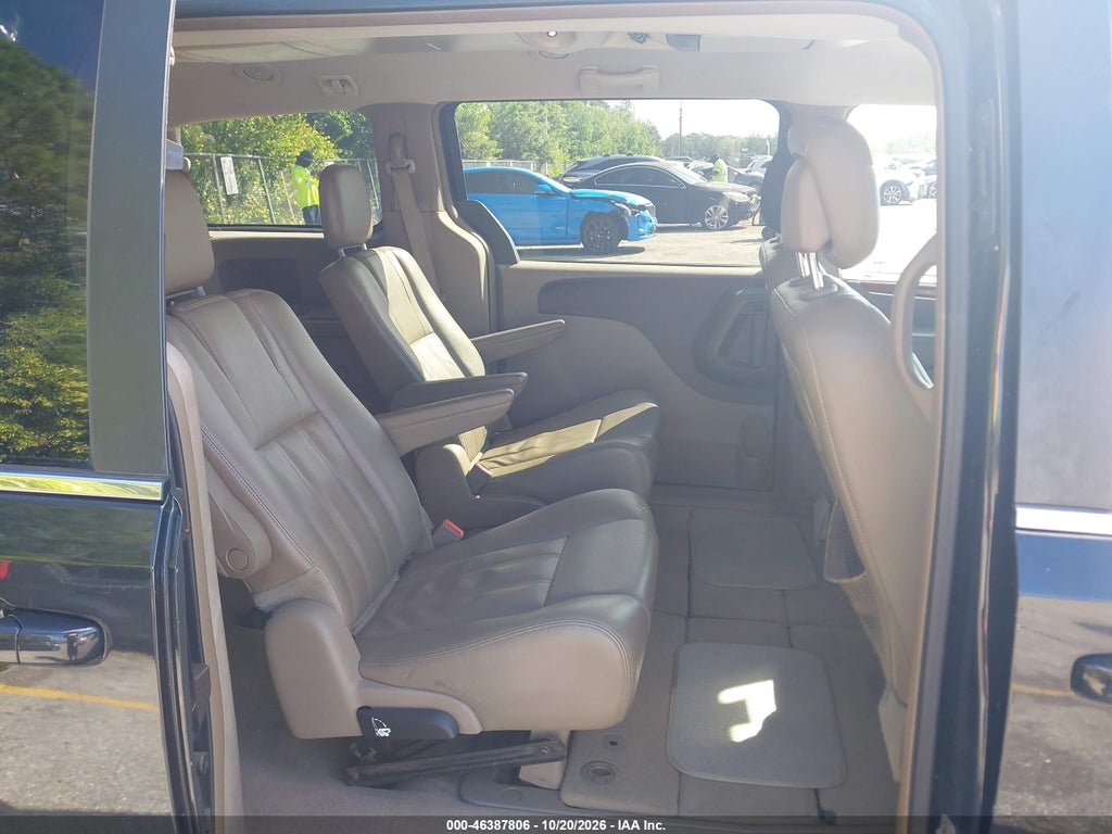 2014 Chrysler Town & Country Touring photo 8