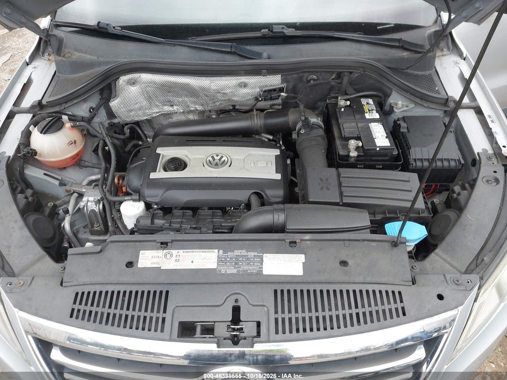 2011 Volkswagen Tiguan SEL photo 10