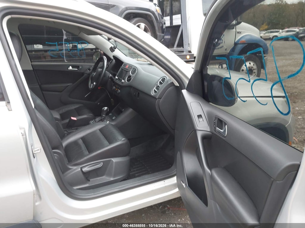 2011 Volkswagen Tiguan SEL photo 5