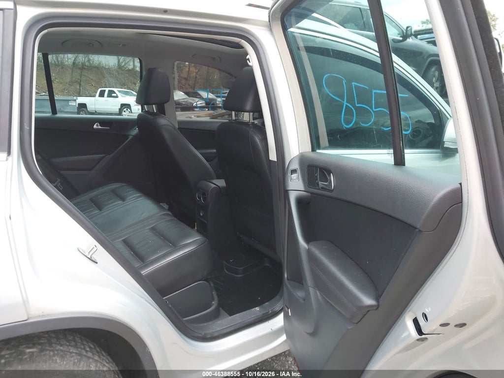 2011 Volkswagen Tiguan SEL photo 8