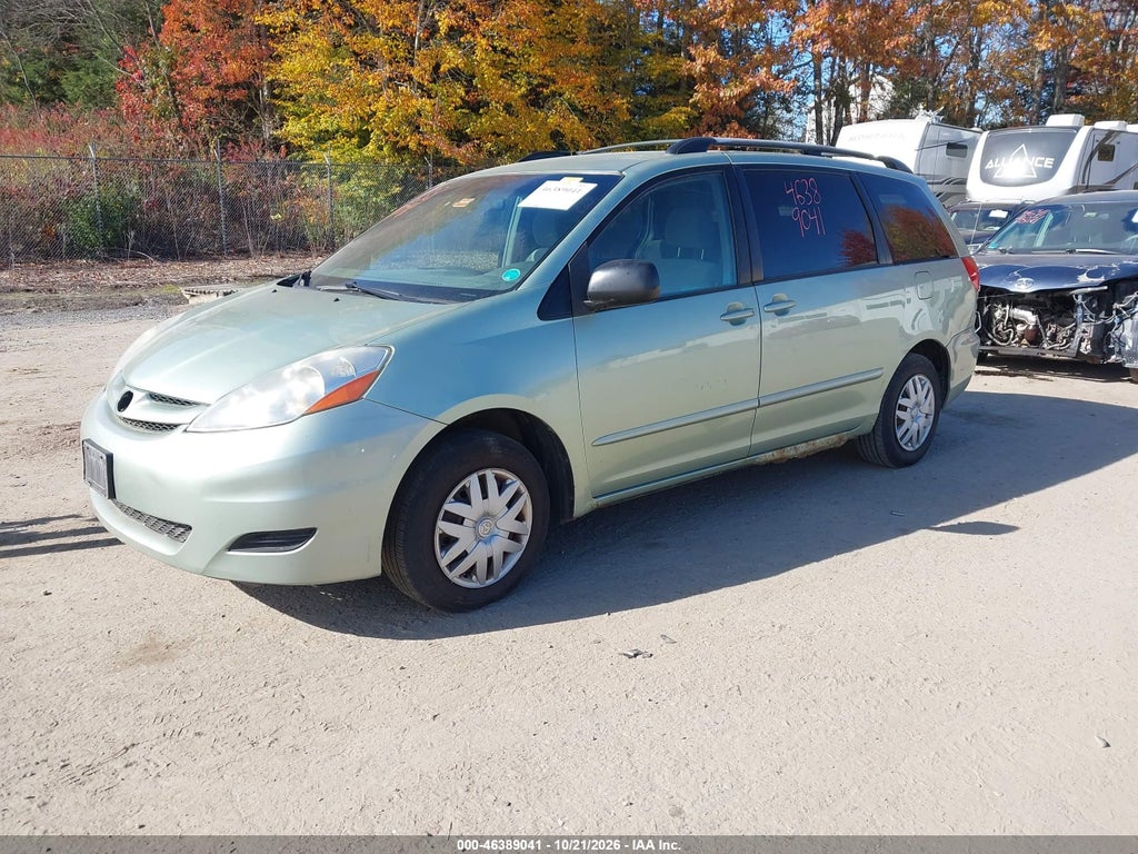 2008 Toyota Sienna LE photo 2