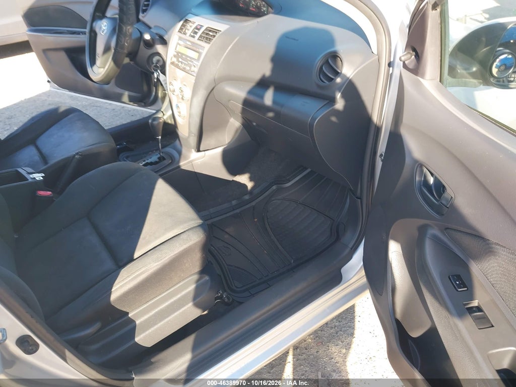 2012 Toyota Yaris photo 5