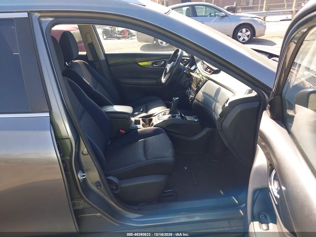 2017 Nissan Rogue SV photo 5