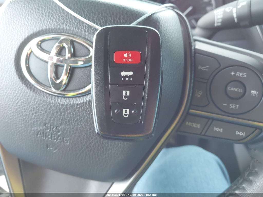 2022 Toyota Camry SE Hybrid photo 11