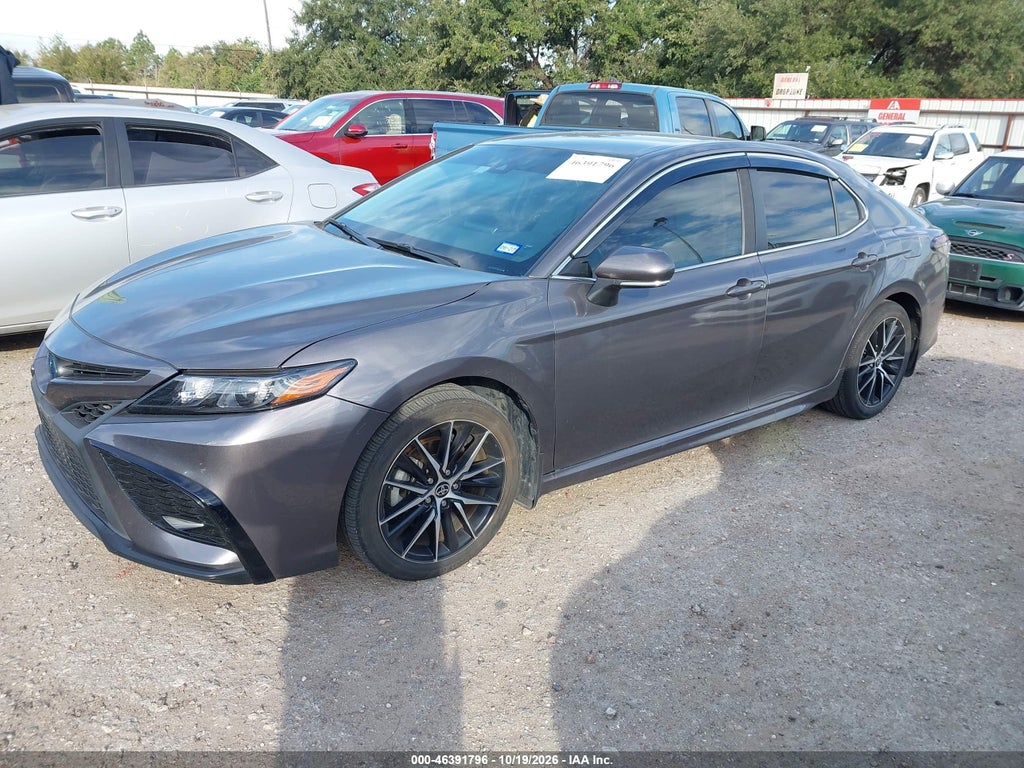 2022 Toyota Camry SE Hybrid photo 2