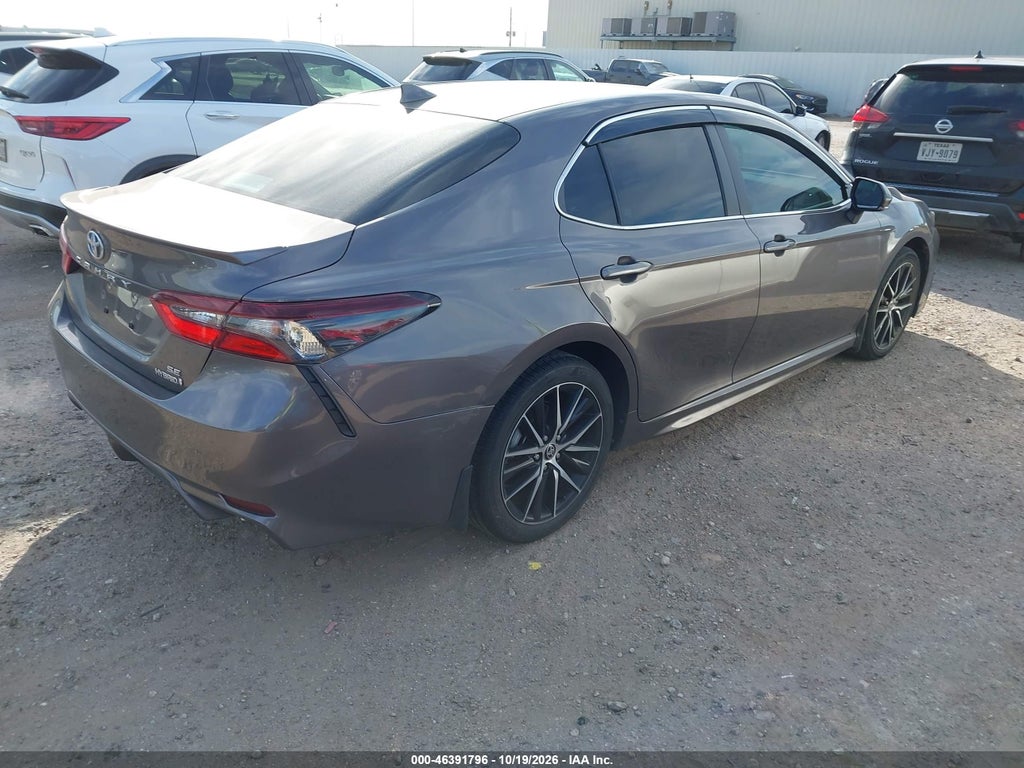 2022 Toyota Camry SE Hybrid photo 4