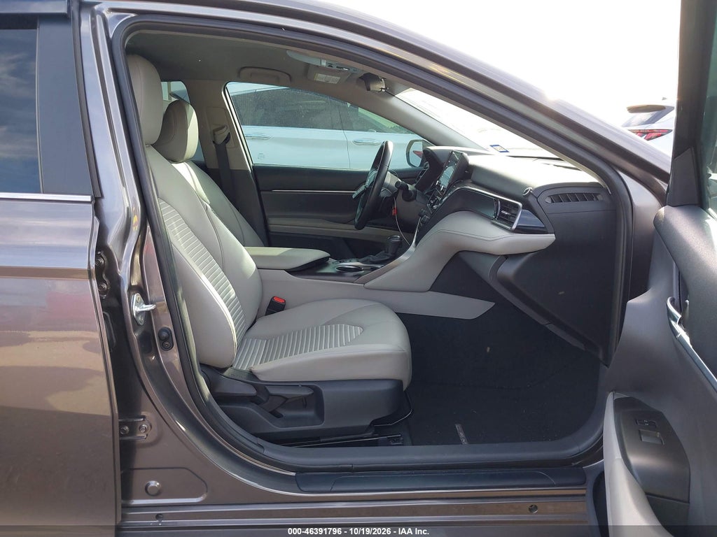 2022 Toyota Camry SE Hybrid photo 5