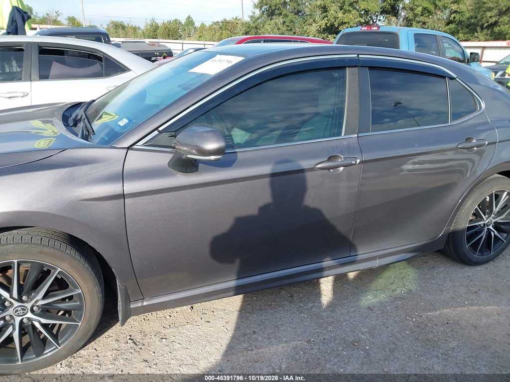 2022 Toyota Camry SE Hybrid photo 6