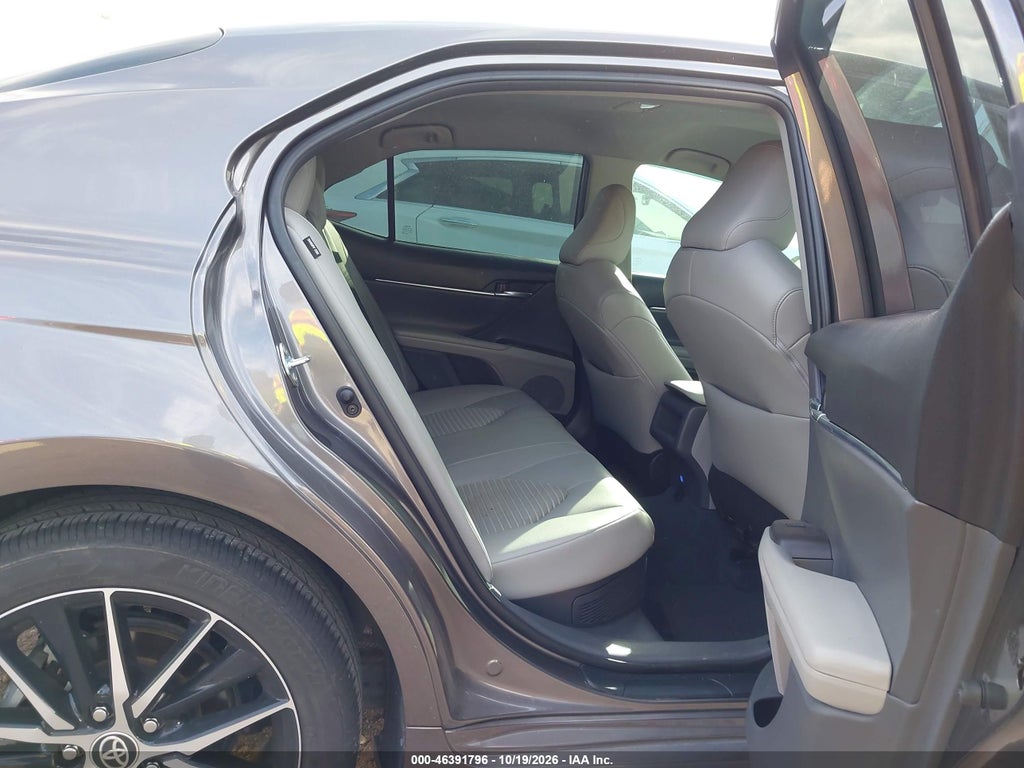 2022 Toyota Camry SE Hybrid photo 8
