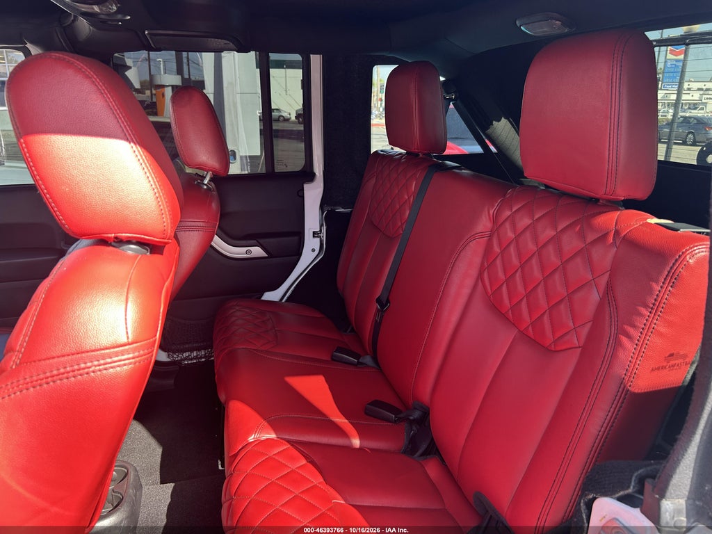 2015 Jeep Wrangler Unlimited Sahara photo 8