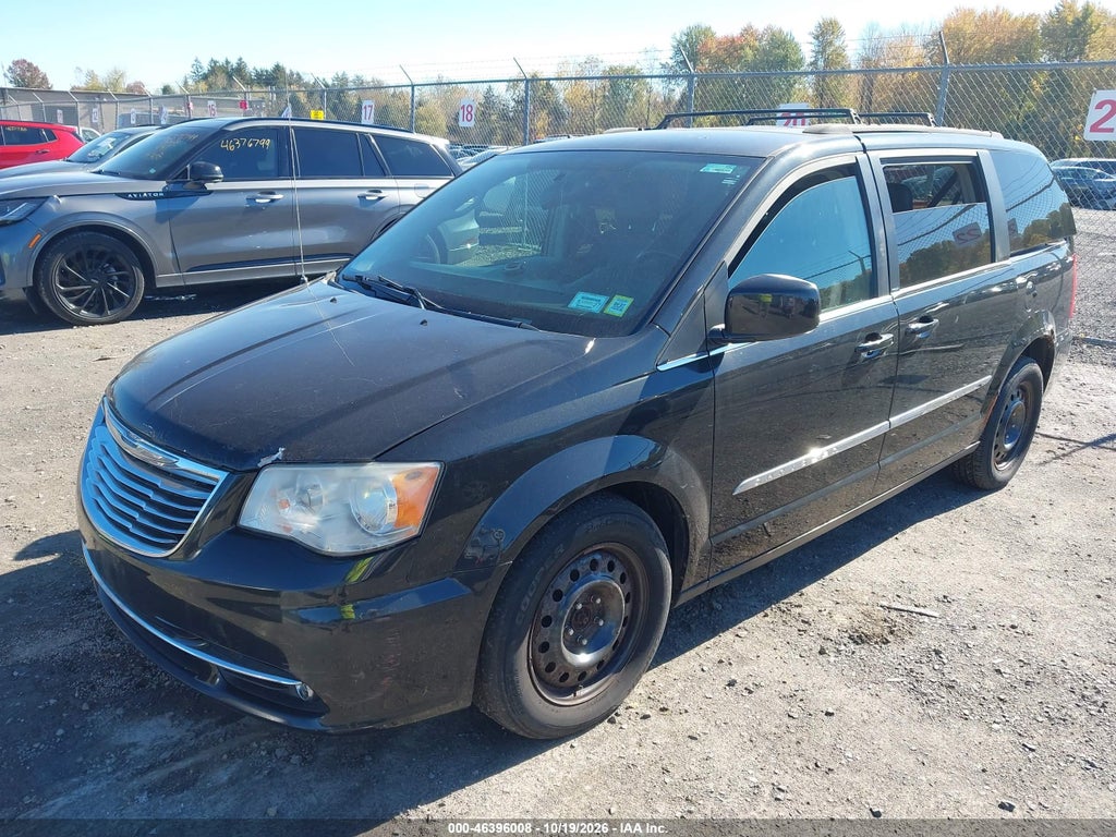 2013 Chrysler Town & Country Touring photo 2