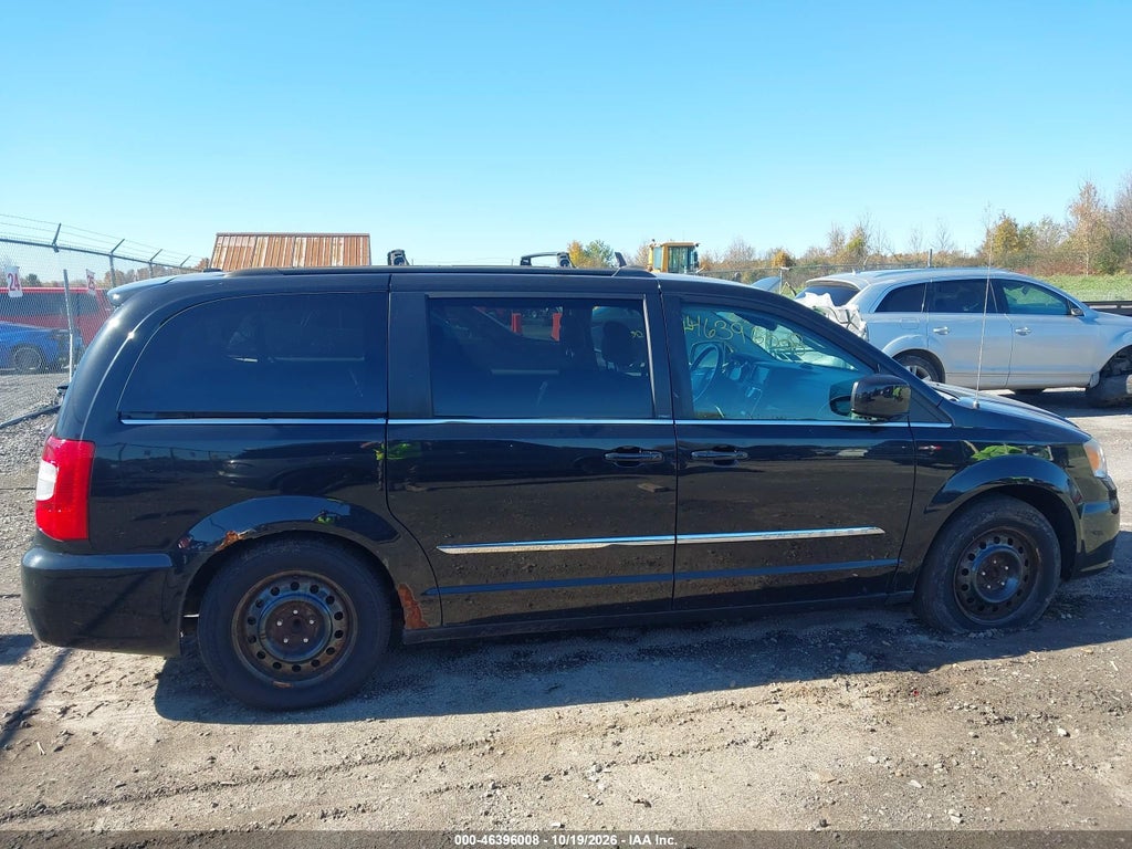 2013 Chrysler Town & Country Touring photo 6
