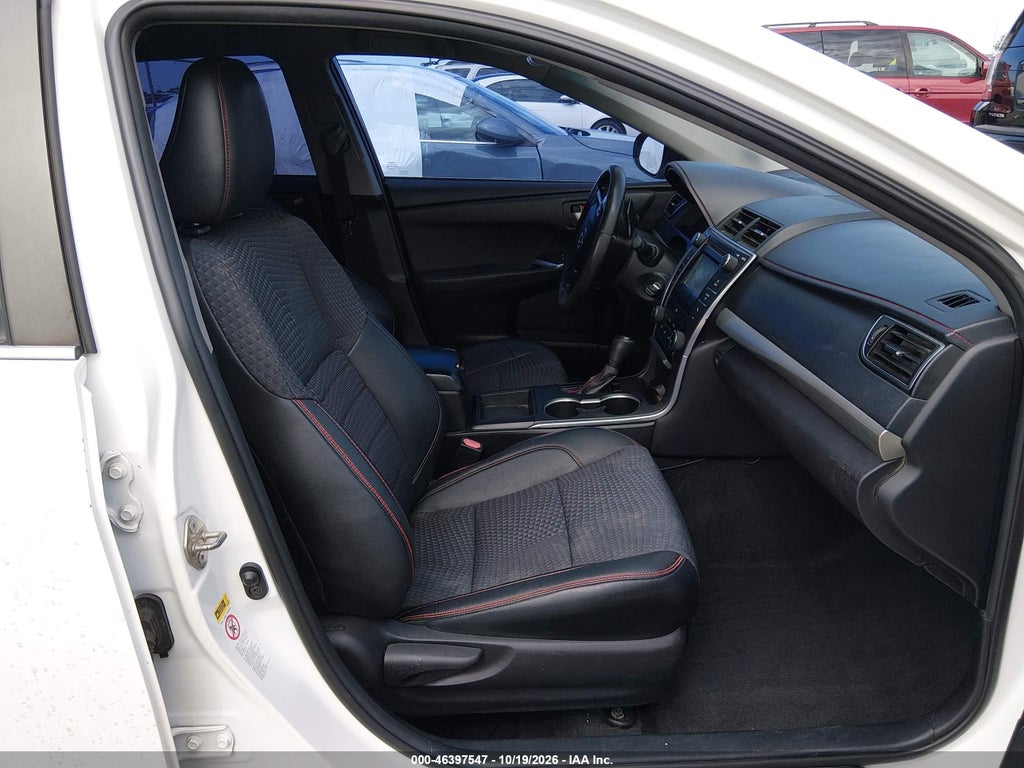 2015 Toyota Camry SE photo 5