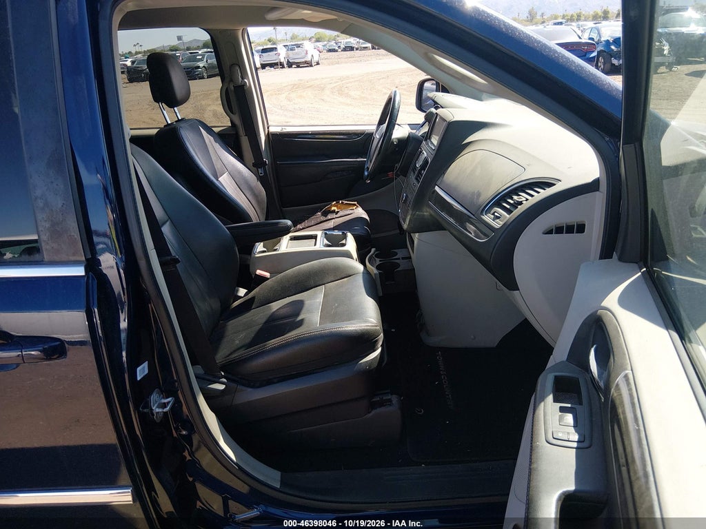 2015 Chrysler Town & Country Touring photo 5