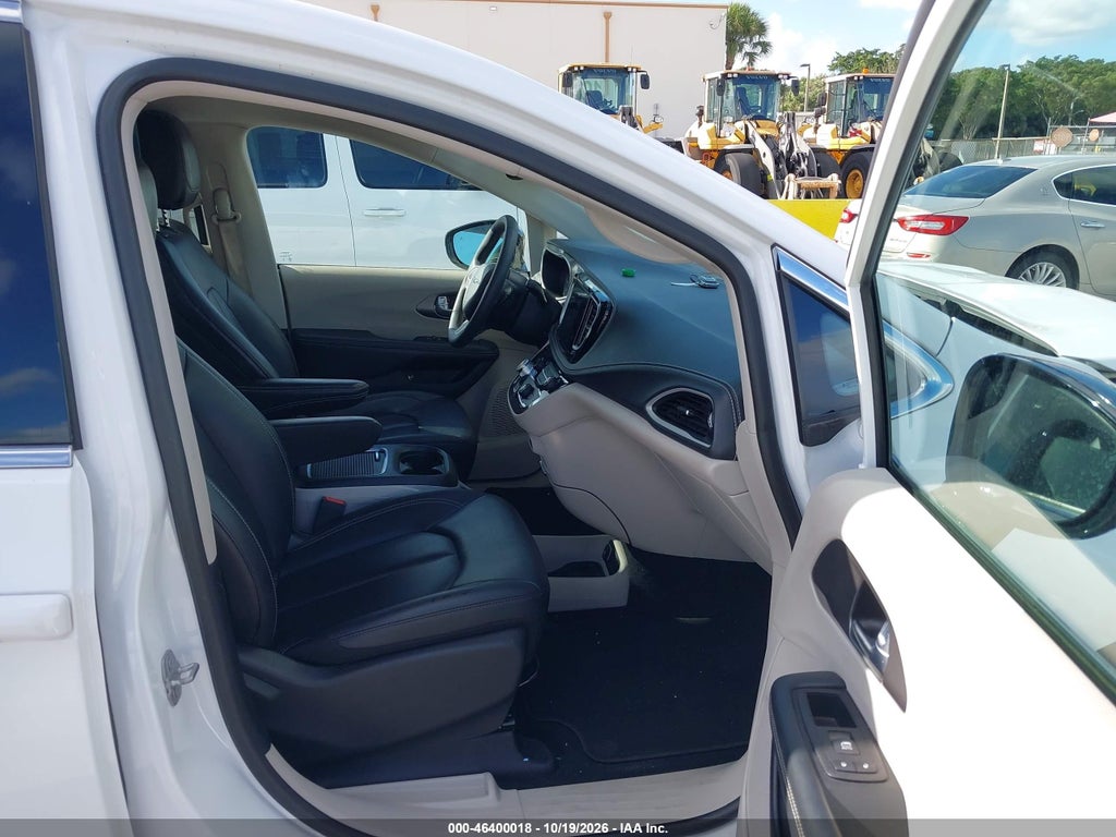 2024 Chrysler Pacifica Hybrid Select photo 5
