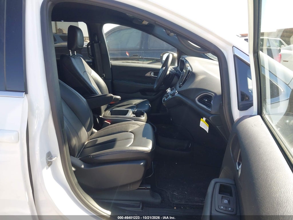 2026 Chrysler Pacifica Select photo 5