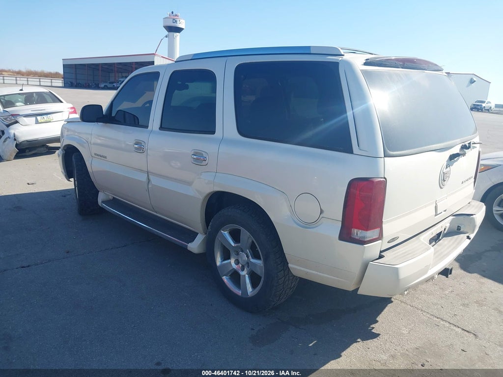 2002 Cadillac Escalade Standard photo 3