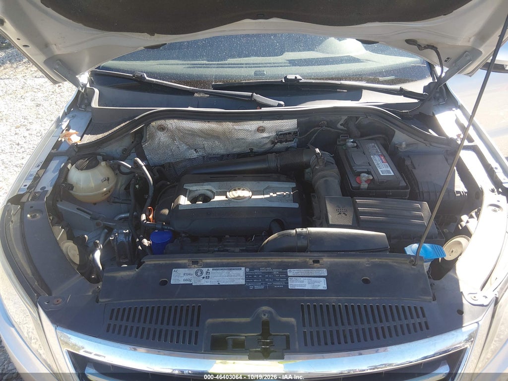 2011 Volkswagen Tiguan SEL photo 10