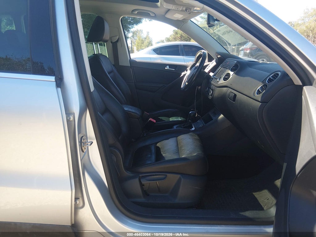 2011 Volkswagen Tiguan SEL photo 5
