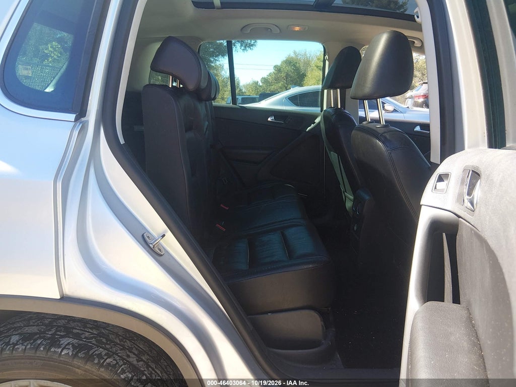 2011 Volkswagen Tiguan SEL photo 8