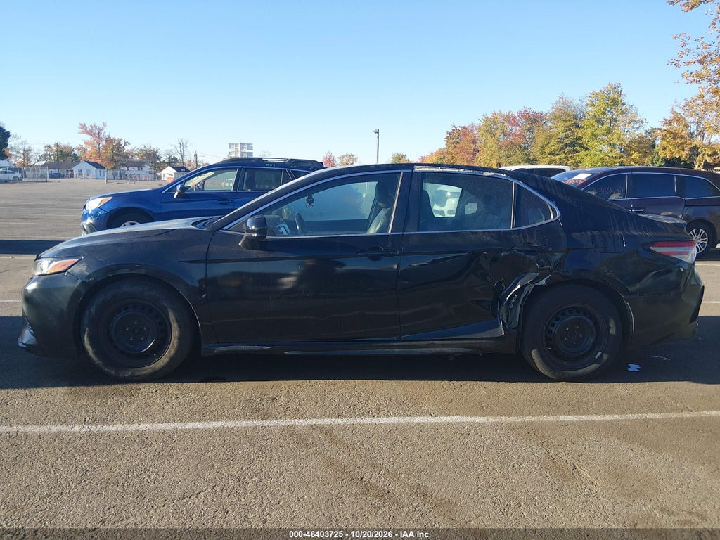 2019 Toyota Camry SE photo 6