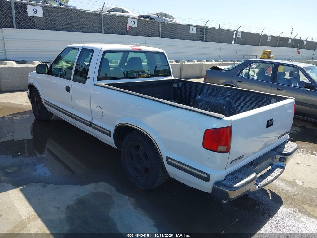 1998 Chevrolet S-10 LS Fleetside photo 3