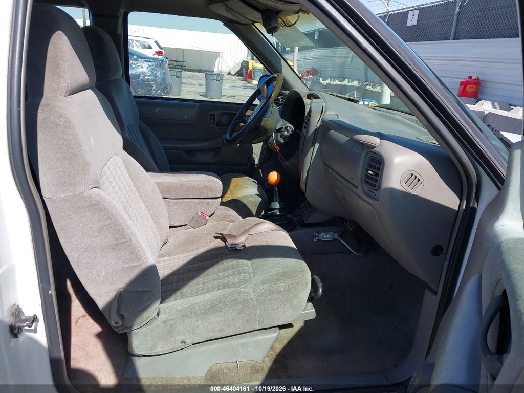 1998 Chevrolet S-10 LS Fleetside photo 5
