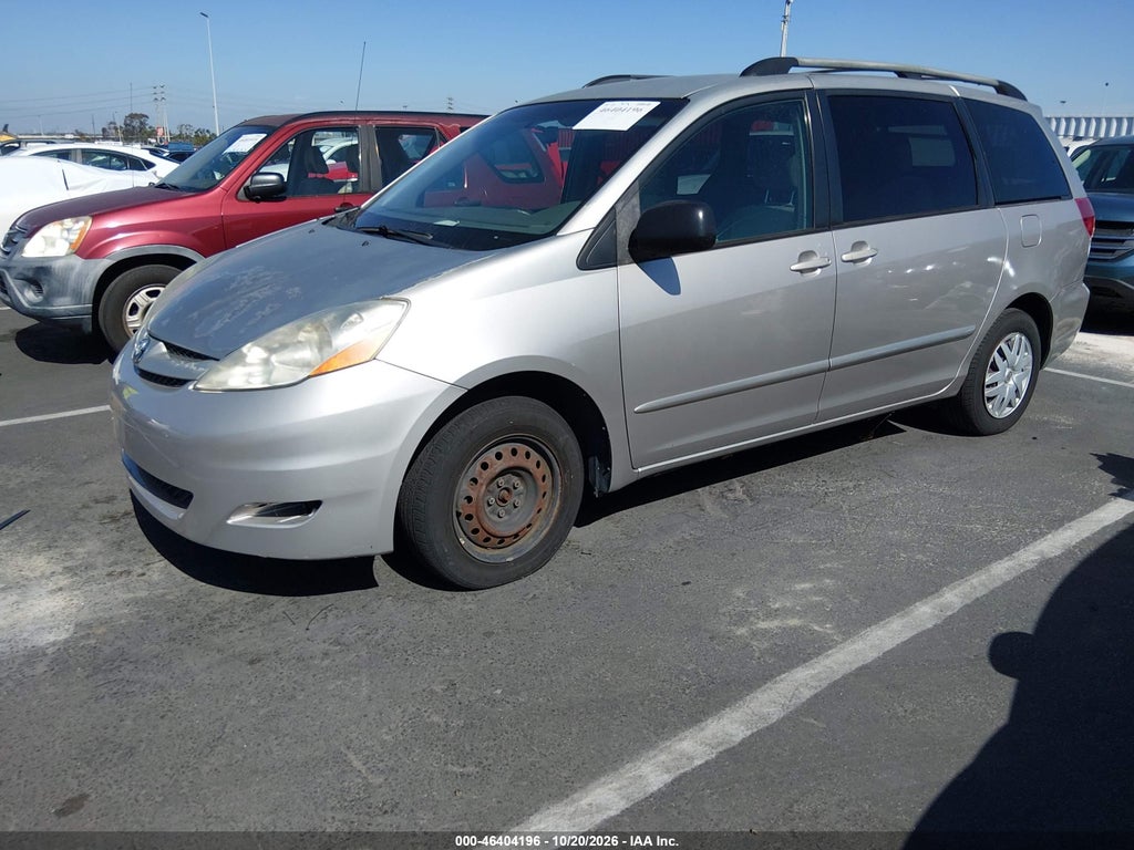 2006 Toyota Sienna LE photo 2
