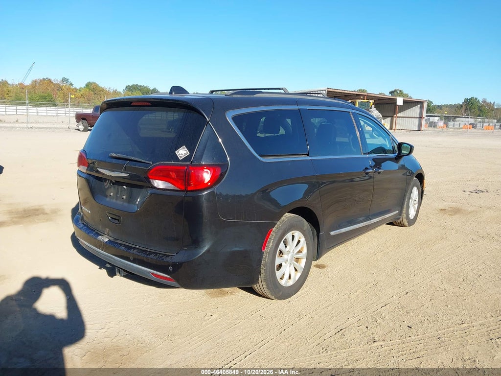 2017 Chrysler Pacifica Touring-L photo 4