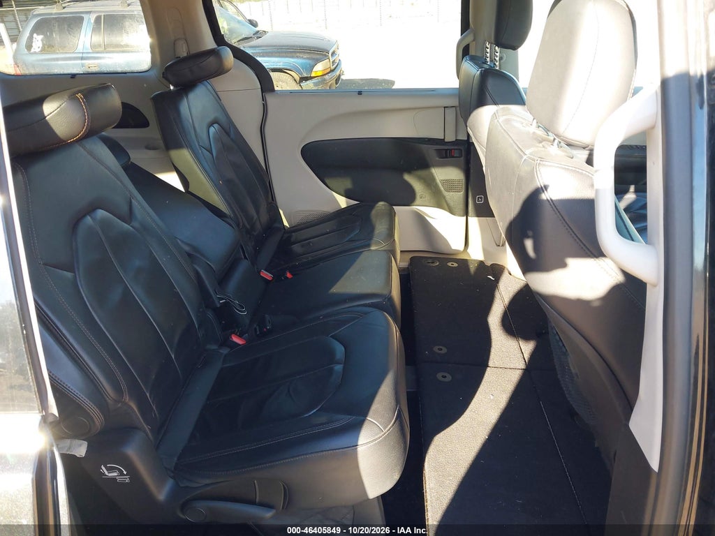 2017 Chrysler Pacifica Touring-L photo 8