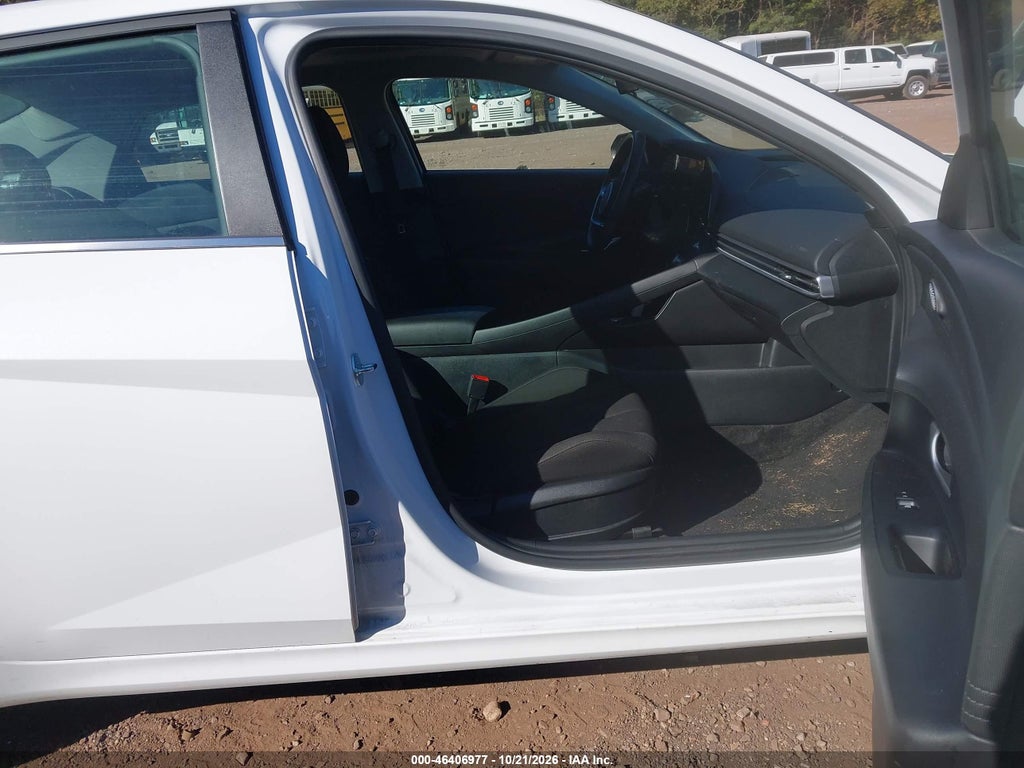2025 Hyundai Elantra SEL Convenience photo 5