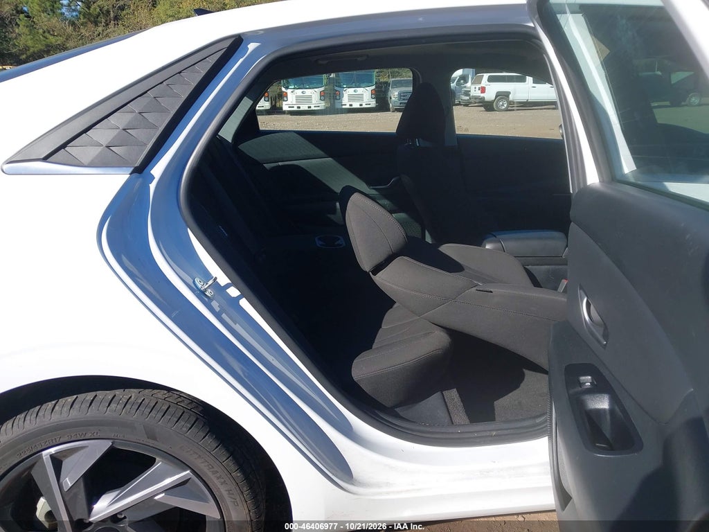 2025 Hyundai Elantra SEL Convenience photo 8