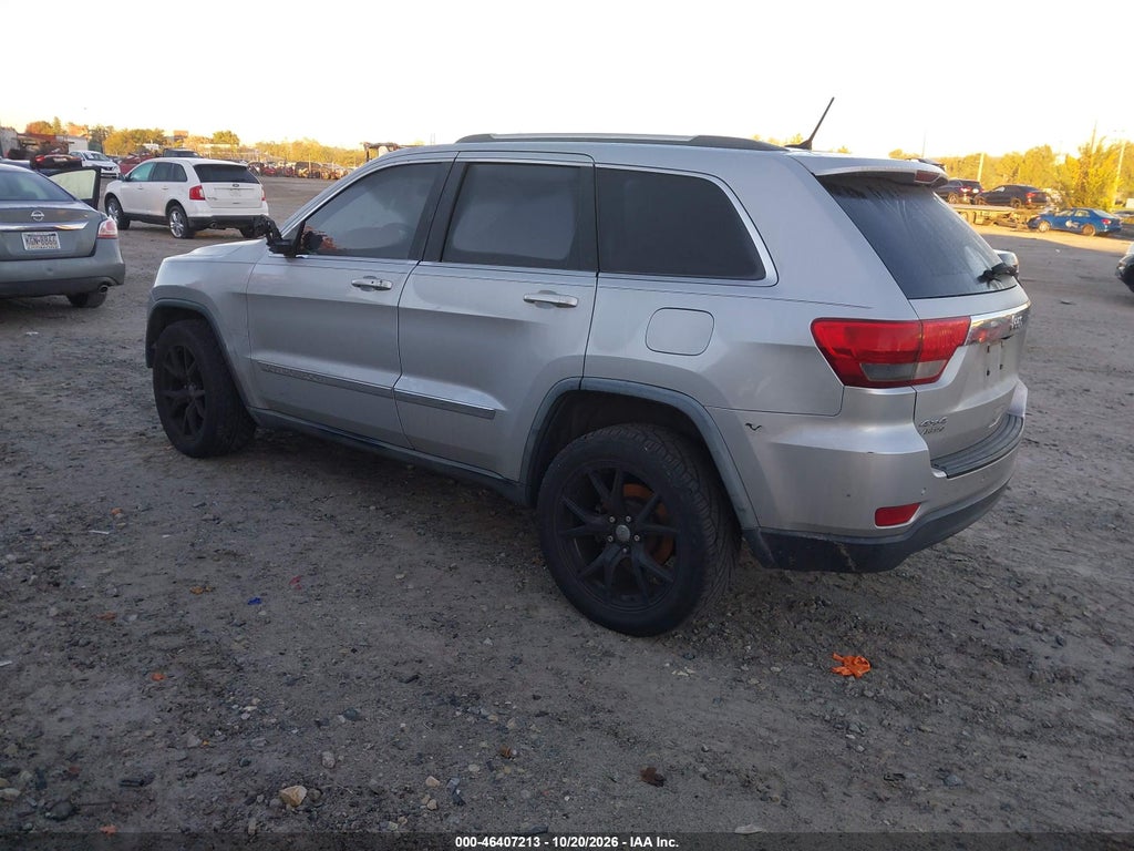 2011 Jeep Grand Cherokee Laredo photo 3
