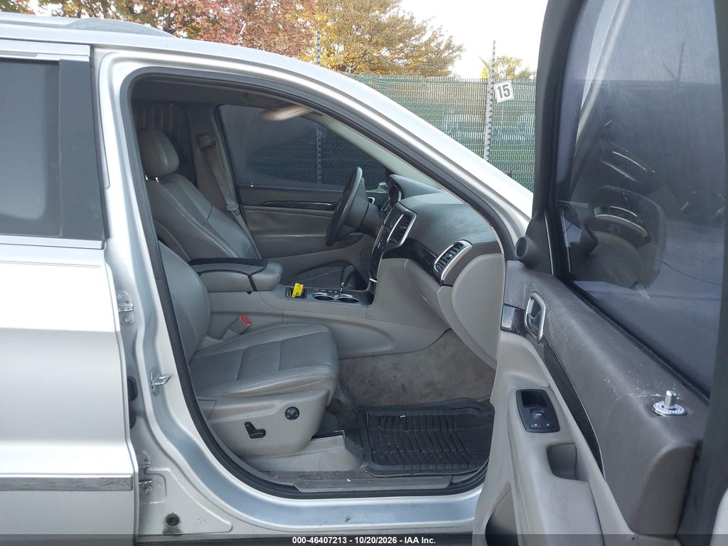 2011 Jeep Grand Cherokee Laredo photo 5
