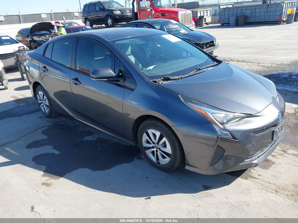2017 Toyota Prius Three photo 1