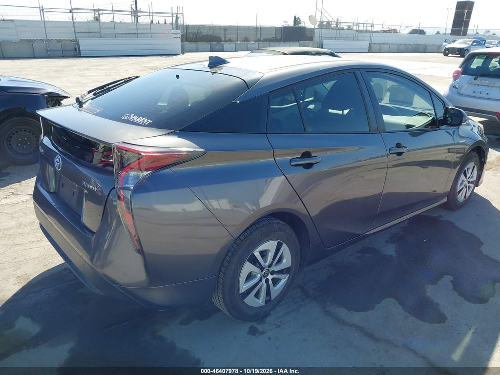 2017 Toyota Prius Three photo 4